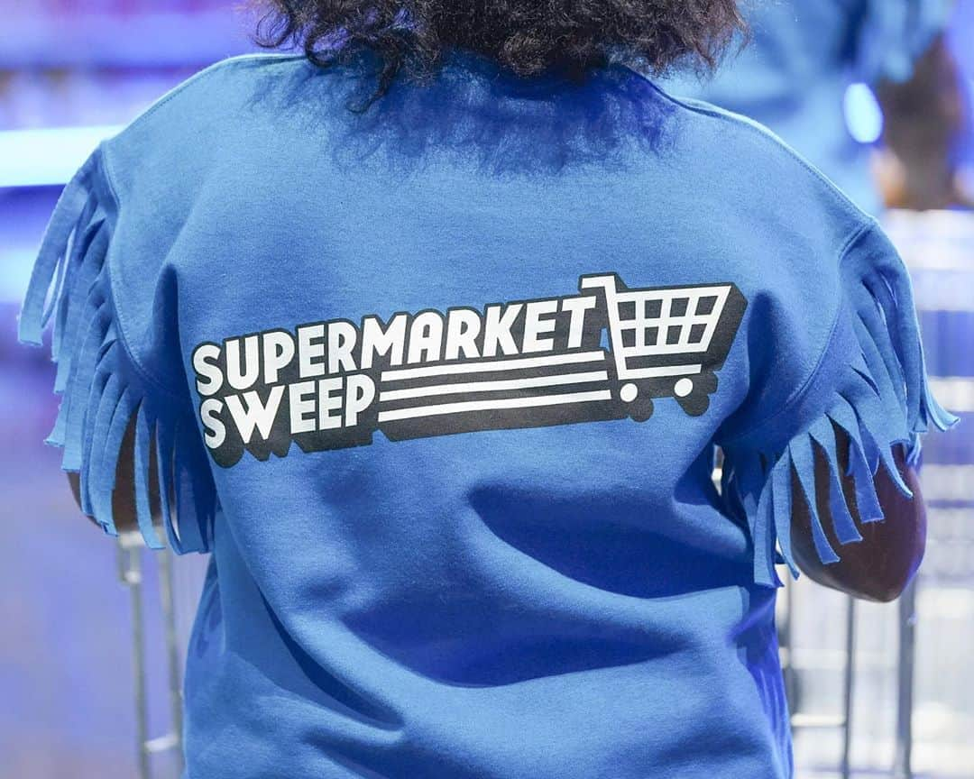 レスリー・ジョーンズさんのインスタグラム写真 - (レスリー・ジョーンズInstagram)「What color and style would YOUR Supermarket Sweatshirt be?? Check out Supermarket Sweep starting THIS SUNDAY October 18th at 8pm on ABC! @supermarketsweepabc」10月14日 1時03分 - lesdogggg