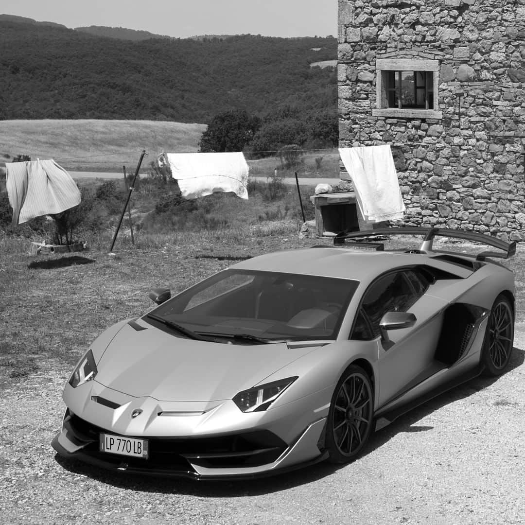 ランボルギーニさんのインスタグラム写真 - (ランボルギーニInstagram)「Lose yourself in Umbria only to discover its magic.  This stunning Italian region has a naturalness to it that can restore the body and soul alike. And to match its uniqueness, Lamborghini Aventador SVJ and @alessandro.cinque highlighted the extraordinary element in the ordinary by breaking routine and opening the doors to magical realism.  #Lamborghini #AventadorSVJ #WithItalyForItaly #Umbria」10月14日 1時06分 - lamborghini