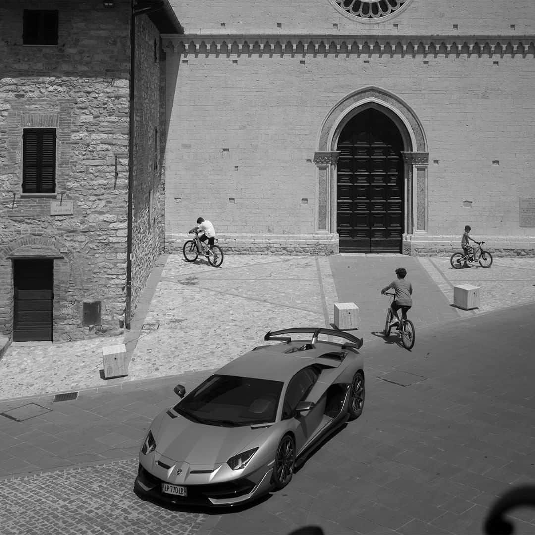 ランボルギーニさんのインスタグラム写真 - (ランボルギーニInstagram)「Lose yourself in Umbria only to discover its magic.  This stunning Italian region has a naturalness to it that can restore the body and soul alike. And to match its uniqueness, Lamborghini Aventador SVJ and @alessandro.cinque highlighted the extraordinary element in the ordinary by breaking routine and opening the doors to magical realism.  #Lamborghini #AventadorSVJ #WithItalyForItaly #Umbria」10月14日 1時06分 - lamborghini