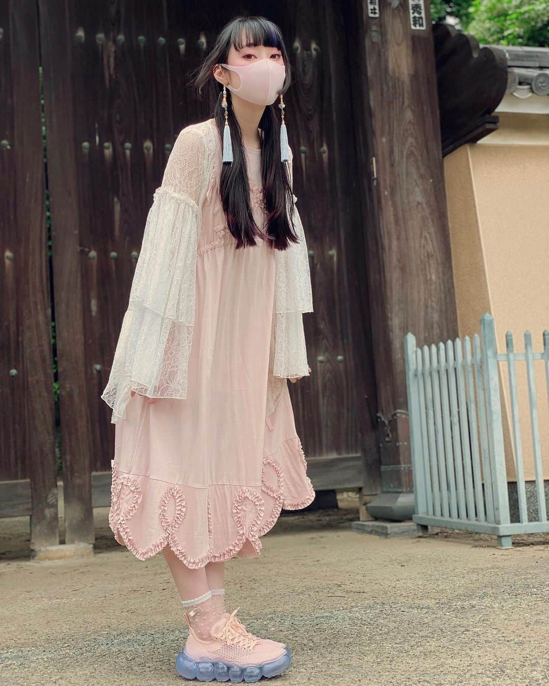 RinRinさんのインスタグラム写真 - (RinRinInstagram)「飛べそう〜☁️ I feel like I could fly~☁️ . ( 📸 by @haisai.insta ) Video up on YT/rinrindolljapan  . . #OOTD Dress: #memuse by @risacheeese  Gown: #privspoonsclub  Earrings: #luxmira by @minori00mon  Shoes: #mikiosakabe x #grounds Mask: #pittamask  . .  #rinrindoll #japan #tokyo #harajuku #japanesefashion #tokyofashion #harajukufashion #東京 #コーデ #今日のコーデ #japanesetemple #寺 #豪徳寺 #gotokuji」10月14日 1時09分 - rinrindoll