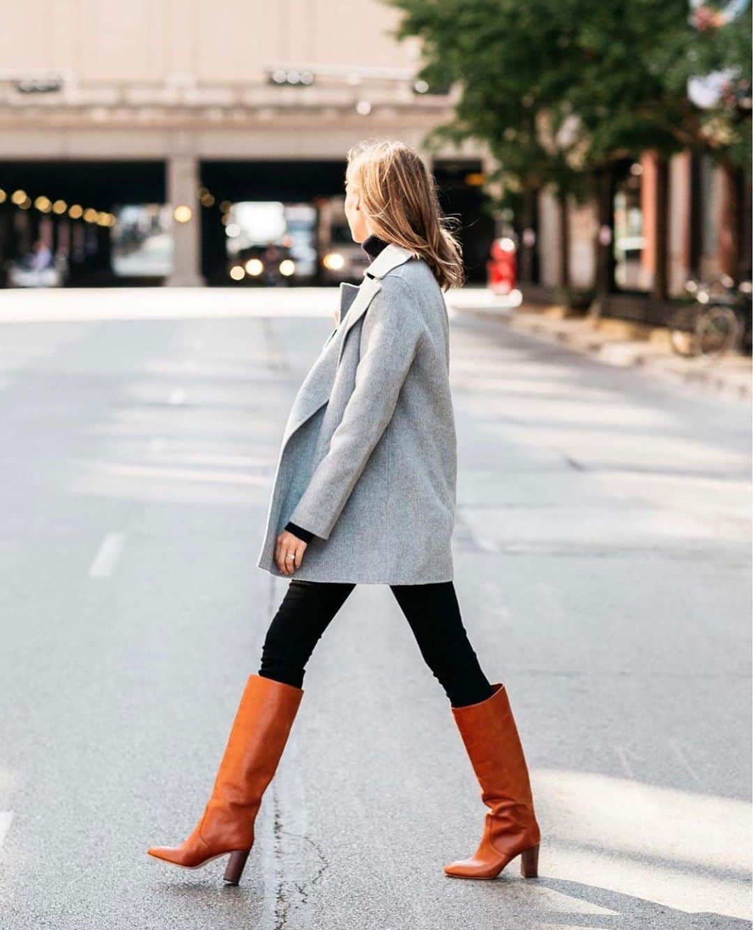 Anna Jane Wisniewskiさんのインスタグラム写真 - (Anna Jane WisniewskiInstagram)「A few looks from past years comprised of pieces from the Shopbop sale. You know I love coat and boots season! And you also know I love a closet staple that I can wear for years. I take a lot of pride in the fact that I can sometimes say, “oh, this old thing?” 😬   http://liketk.it/2YExr #liketkit @liketoknow.it」10月14日 1時16分 - seeannajane