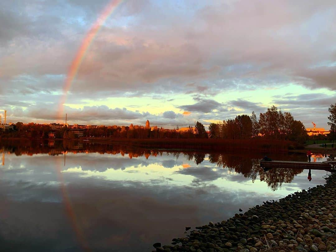 田中亜土夢さんのインスタグラム写真 - (田中亜土夢Instagram)「#rainbow #虹 #フィンランド #ヘルシンキ #töölönlahti  #töölö #finlandia🇫🇮  #finlandiatalo #紅葉 #ruska #秋 #夕陽 #sunset」10月14日 1時17分 - atom_tanaka_official