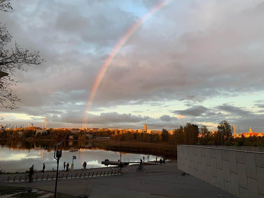 田中亜土夢さんのインスタグラム写真 - (田中亜土夢Instagram)「#rainbow #虹 #フィンランド #ヘルシンキ #töölönlahti  #töölö #finlandia🇫🇮  #finlandiatalo #紅葉 #ruska #秋 #夕陽 #sunset」10月14日 1時17分 - atom_tanaka_official