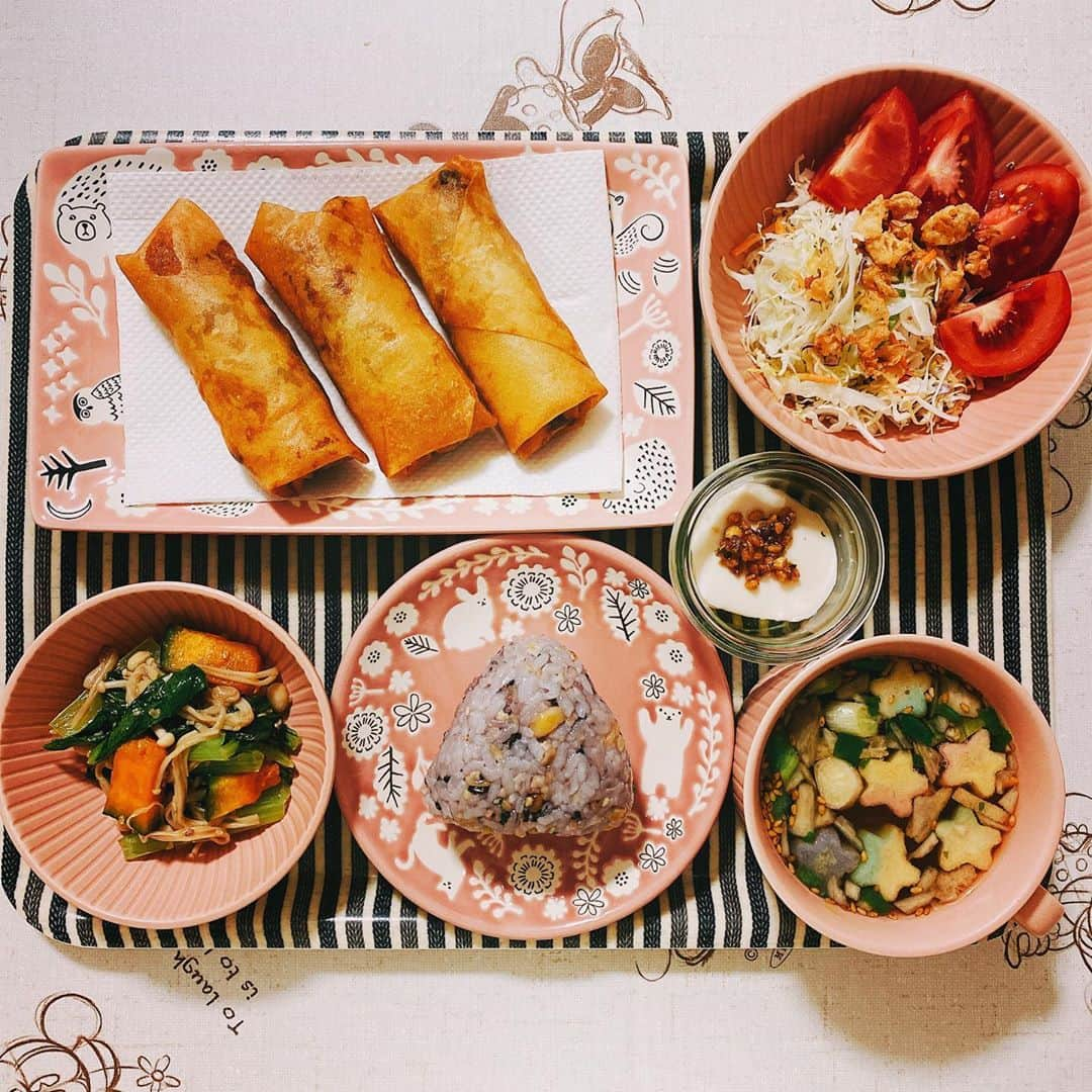 楠見藍子さんのインスタグラム写真 - (楠見藍子Instagram)「本日の#おうちごはん🍙🍴( ¨̮ )✩ 旦那氏と長男くんが春巻き作ってくれました♡ わたしは見守る係( *´꒳`* )あと食べる係( *´꒳`* ) 世界一美味しい春巻きをつくるお義母さん直伝っ！ #ママ#ごはん#息子#男の子兄弟#5歳#1歳#OnigiriAction‬ ‪10/1-10/31まで、おにぎりにまつわる写真に #OnigiriAction を付けてSNSまたは特設サイト（onigiri-action.com）に投稿すると、協賛企業が寄付し、TABLE FOR TWOを通じて世界の子どもたちに給食５食が届きます🍙✨‬」10月14日 1時20分 - minnie_aiko