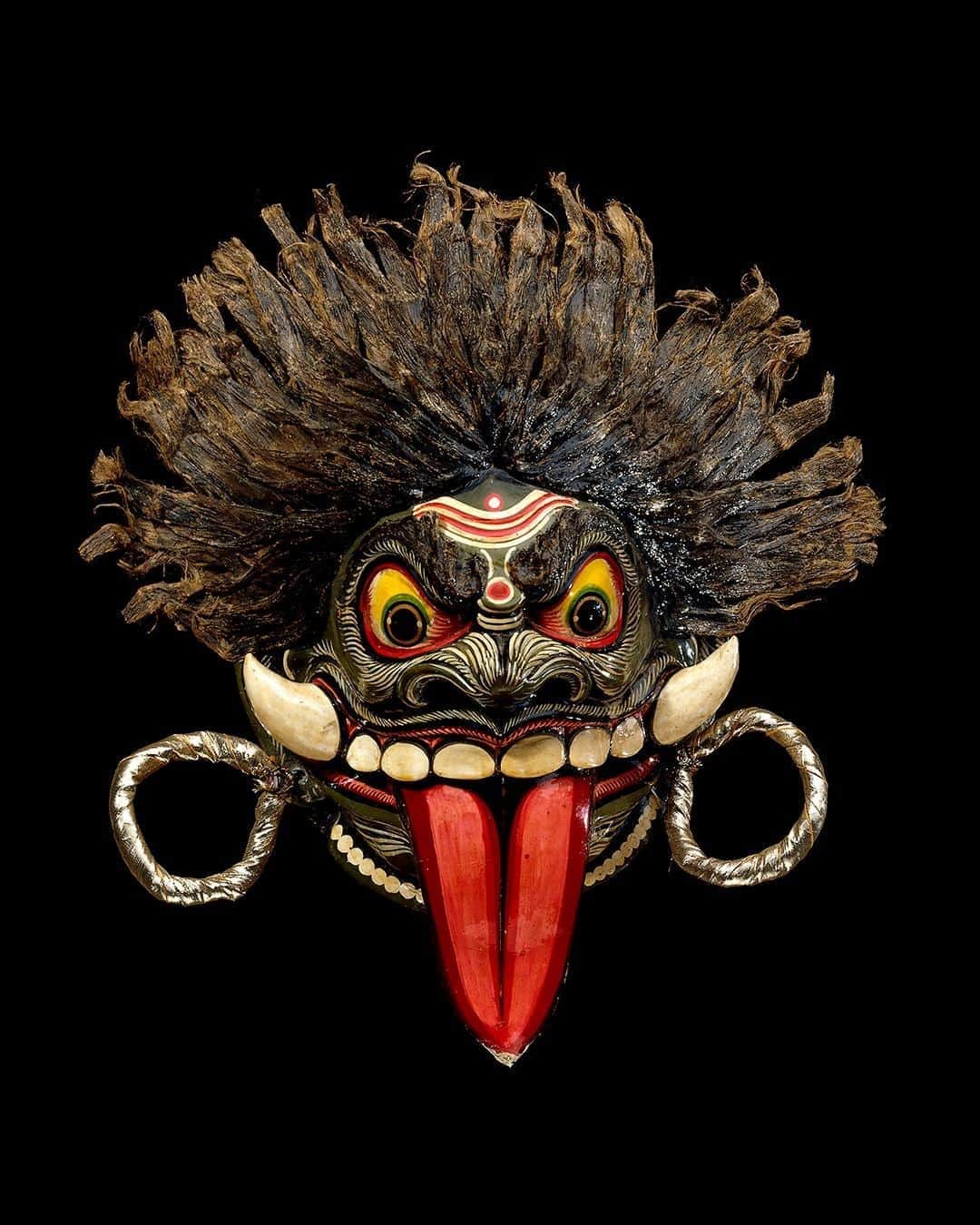のインスタグラム：「Made in 1994, this fearsome dance mask depicts the demoness Taraka from the Ramayana 👹  It would have been used in the dramatic dances which are an important part of the Shiva Gajan festival, marking the Bengali New Year every April.  Find out more about this brightly painted object via the link in our bio.   🔎 A dance mask made in the workshop of Sri Kajal Datta. West Bengal, 1994.   #Ramayana #Taraka #mask」