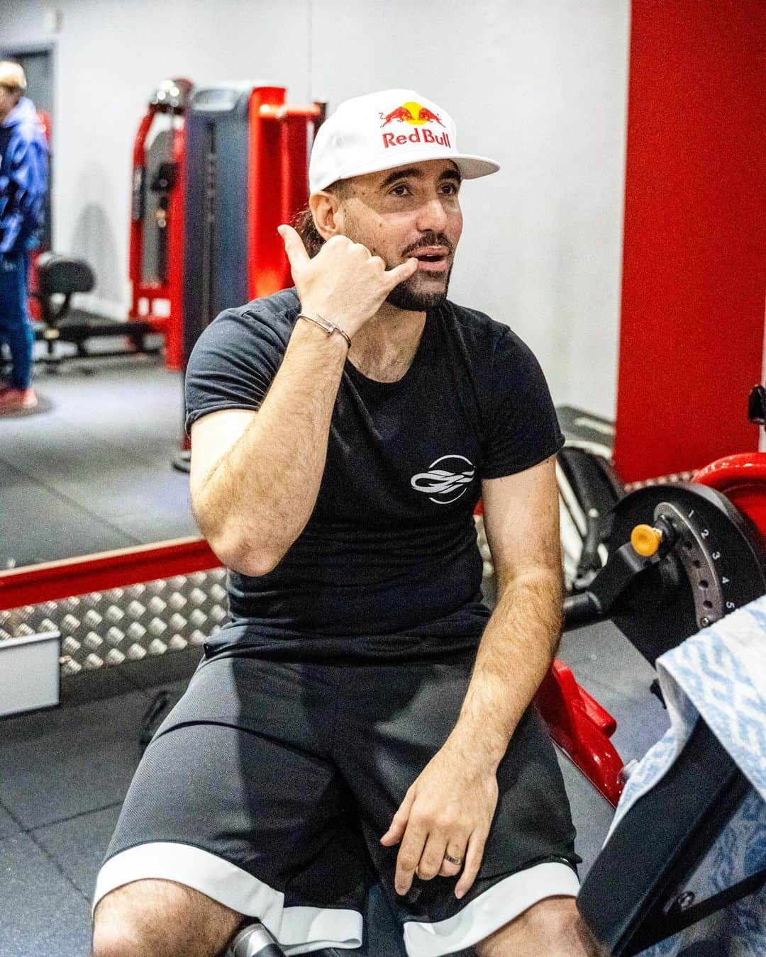 ショーン・ガルニエのインスタグラム：「What’s Monday means to you ? ⬇️⬇️⬇️ For me interact with the people I work with to create some cool project !  📸 @cwipstv @_objectif88  #seangarnier #seanfreestyle #urbanballer #monday #work #connection」