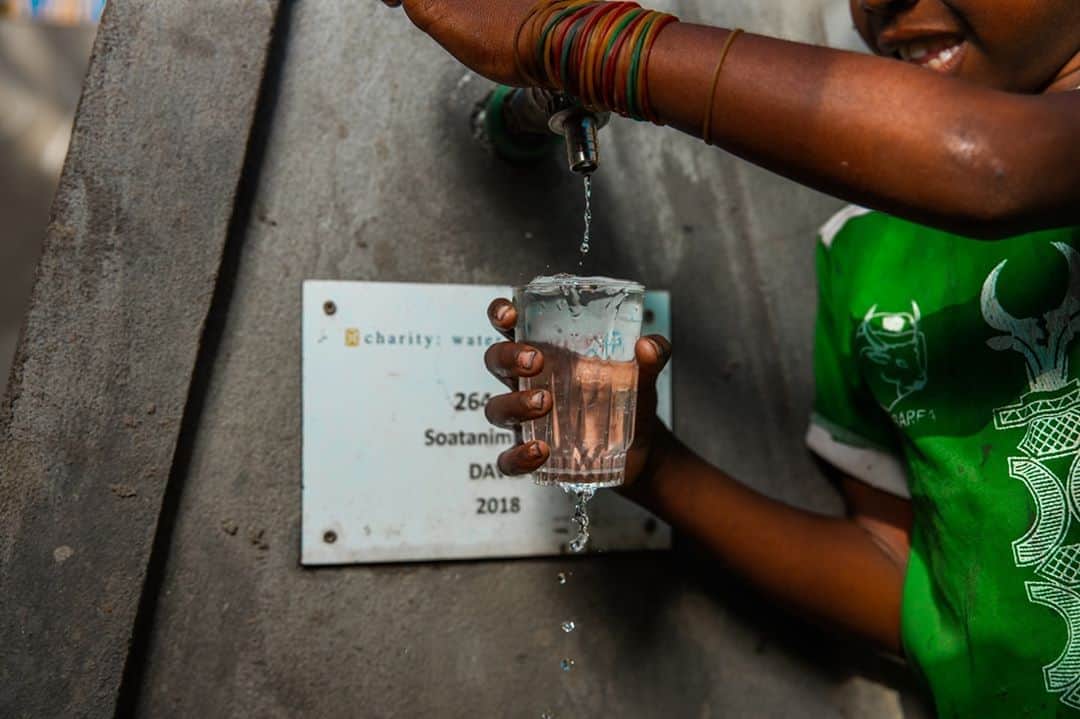 UNIQLO UKのインスタグラム：「UNIQLO is proud to support @charitywater  For every paper bag sold in our stores UNIQLO makes a donation and the proceeds so far have funded clean water for more than 10,000 people in India, Cambodia, Malawi and Madagascar.」