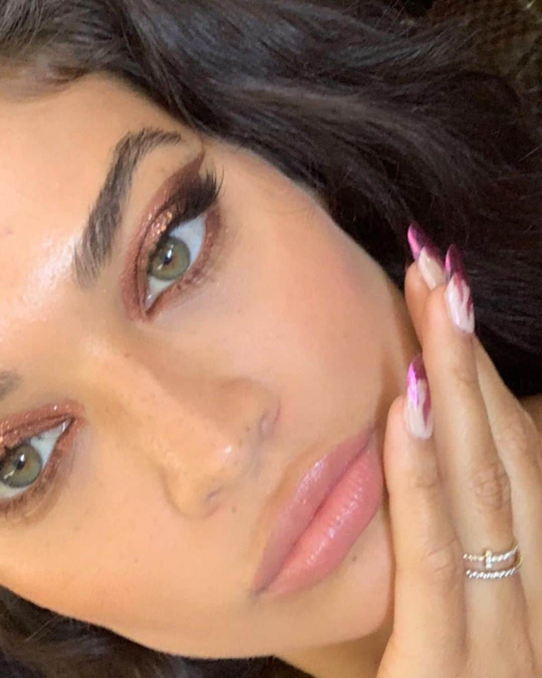 シャニーナ・シャイクのインスタグラム：「Creating more looks soon 💕 love this makeup look from @laquan_smith show created by @sirjohn」