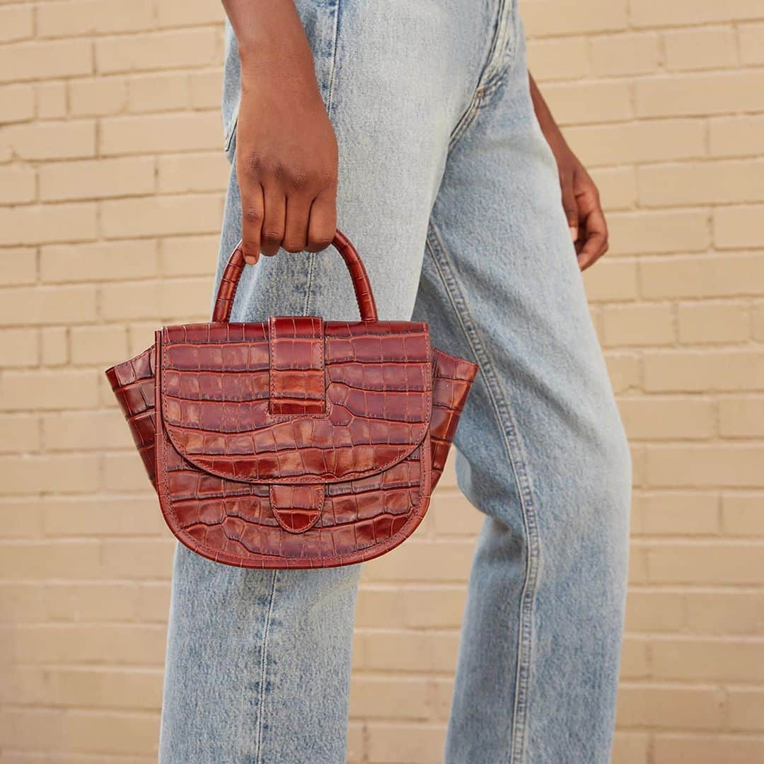 レフラーランドールのインスタグラム：「Our new Giselle mini bag in chestnut 🍂 Comes with an optional crossbody strap for hands-free wear.」
