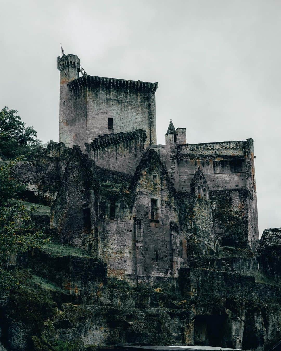 Enzo Cariniさんのインスタグラム写真 - (Enzo CariniInstagram)「Château de Commarque 🏰  #castle #nature #wood #chateau #nature #dordogne」10月14日 1時49分 - enzo_carini