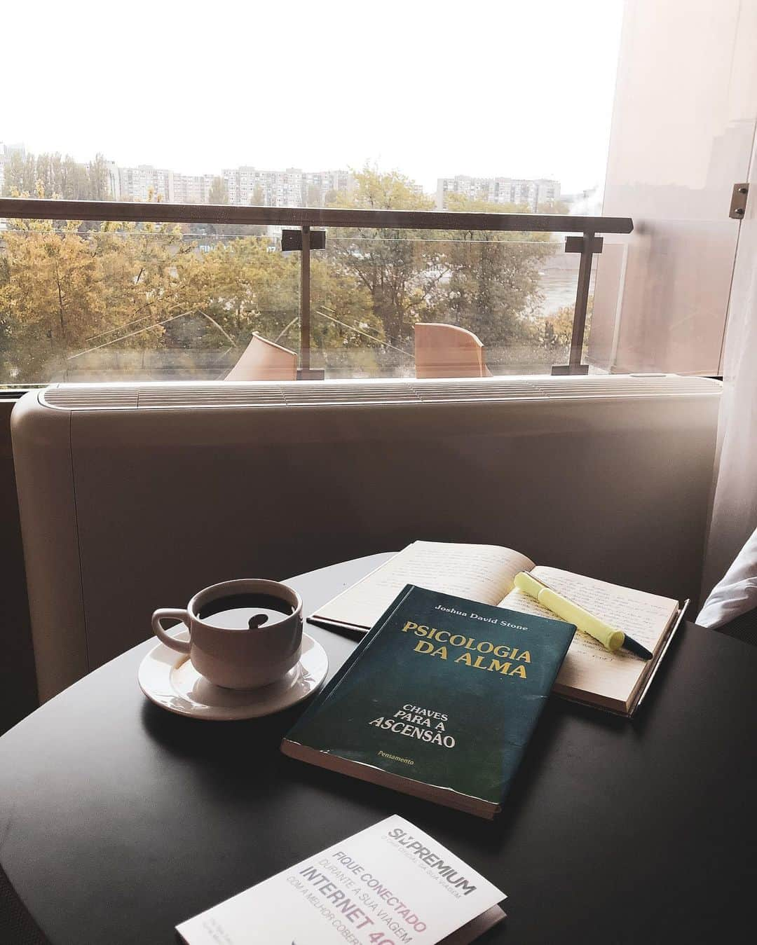 マテウス・サンタナさんのインスタグラム写真 - (マテウス・サンタナInstagram)「Tardezinha de chuva aqui em Budapeste, nada melhor que um cafezinho, um bom livro e a internet incrivelmente rápida da SimPremium!! Pra que passar perrengue com wifi se vc pode ter uma internet 4g 24hrs por dia? Não deixa pra pedir de última hora antes de viajar... quer dizer, pode até deixar, eles entregam super rápido mesmo!! 😉 anota essa dica ai pra não marcar bobeira!   Faltam poucos dias pra começar a pegar 🔥 e o @dctridentisl não vai aliviar, vamos com tudo!!! 🔱🦈⚡️」10月14日 1時41分 - math_santana