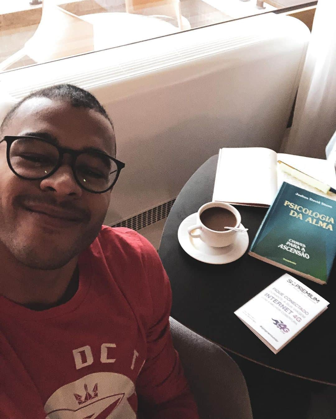 マテウス・サンタナのインスタグラム：「Tardezinha de chuva aqui em Budapeste, nada melhor que um cafezinho, um bom livro e a internet incrivelmente rápida da SimPremium!! Pra que passar perrengue com wifi se vc pode ter uma internet 4g 24hrs por dia? Não deixa pra pedir de última hora antes de viajar... quer dizer, pode até deixar, eles entregam super rápido mesmo!! 😉 anota essa dica ai pra não marcar bobeira!   Faltam poucos dias pra começar a pegar 🔥 e o @dctridentisl não vai aliviar, vamos com tudo!!! 🔱🦈⚡️」