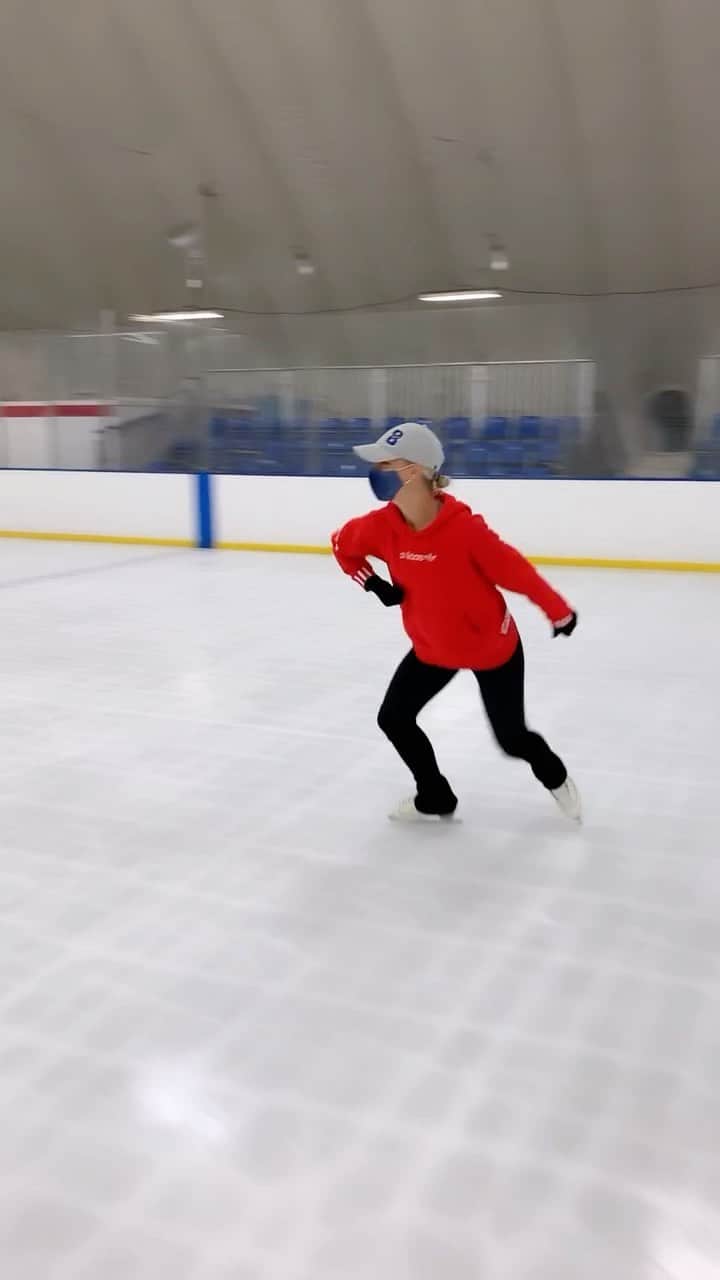 キーラ・コルピのインスタグラム：「Just enjoying the edges...  🎥: @rinkrous」