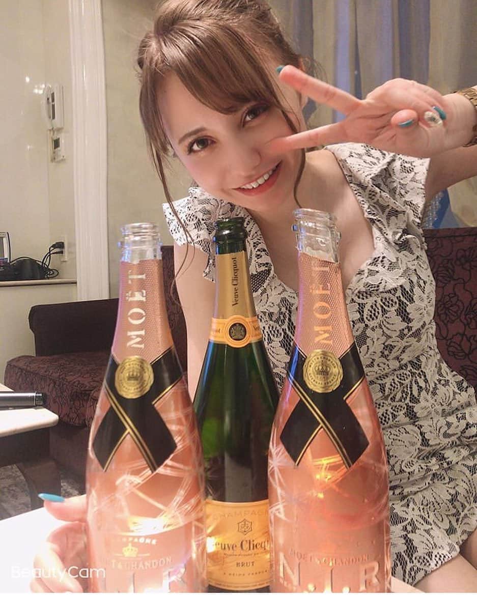 ニーナのインスタグラム：「ハイボールだと全然酔わないのに シャンパンって一気に酔えるよね👼 ． #瀬川ニーナ #ホステス#バルセロナ#すすきの#ピーアンドジェー#かわいい#綺麗#札幌美容室#ピアジェ#ハーフ #撮影#歌舞伎町#六本木#シャンパン#キャバ嬢#likeforlikes#l4l#followｍe#いいね返し#美人#ヘア#撮影#ヘアメイク#followforfollowback#バルセロナグループ」