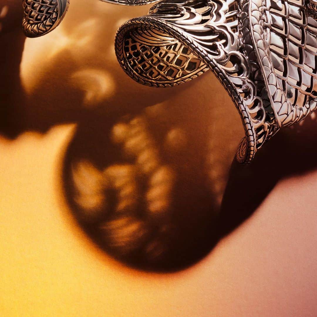 ジョン ハーディーさんのインスタグラム写真 - (ジョン ハーディーInstagram)「Symbolism is reflected in the details. Swipe to discover the intricate attributes throughout our new #LegendsNaga cuffs.  #JohnHardy」10月14日 1時57分 - johnhardyjewelry