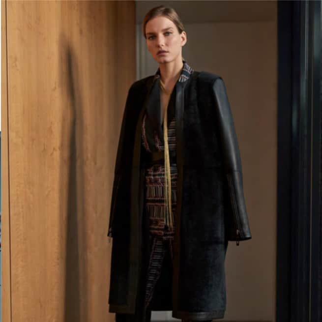 アマンダ ウェイクリーさんのインスタグラム写真 - (アマンダ ウェイクリーInstagram)「The reversible leather and shearling coat... 2 for 1 style versatility   #wintercoat #aw20 #shearling #winterstyle」10月14日 1時50分 - amandawakeley