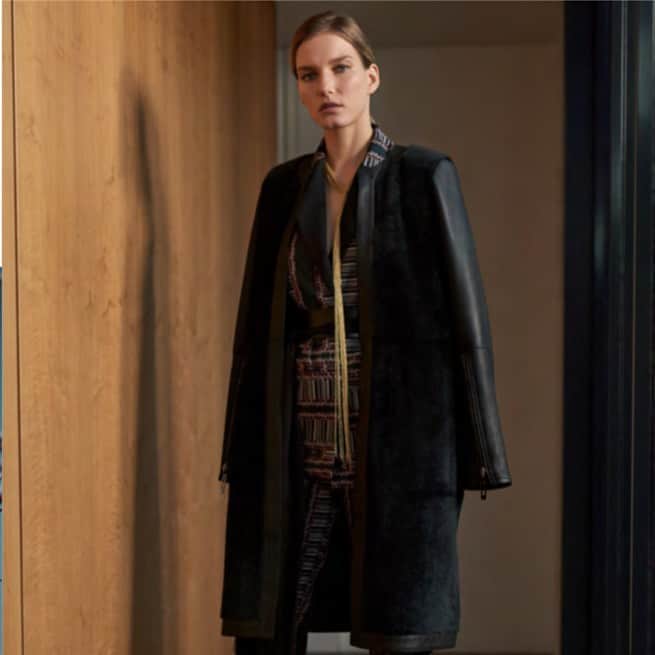 アマンダ ウェイクリーのインスタグラム：「The reversible leather and shearling coat... 2 for 1 style versatility   #wintercoat #aw20 #shearling #winterstyle」