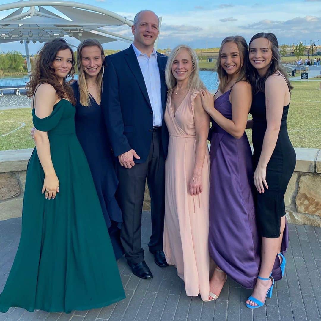 ペイトン・アーンストのインスタグラム：「For the first time ever the Ernst family was able to all get dressed and ready on time🙌🏼」