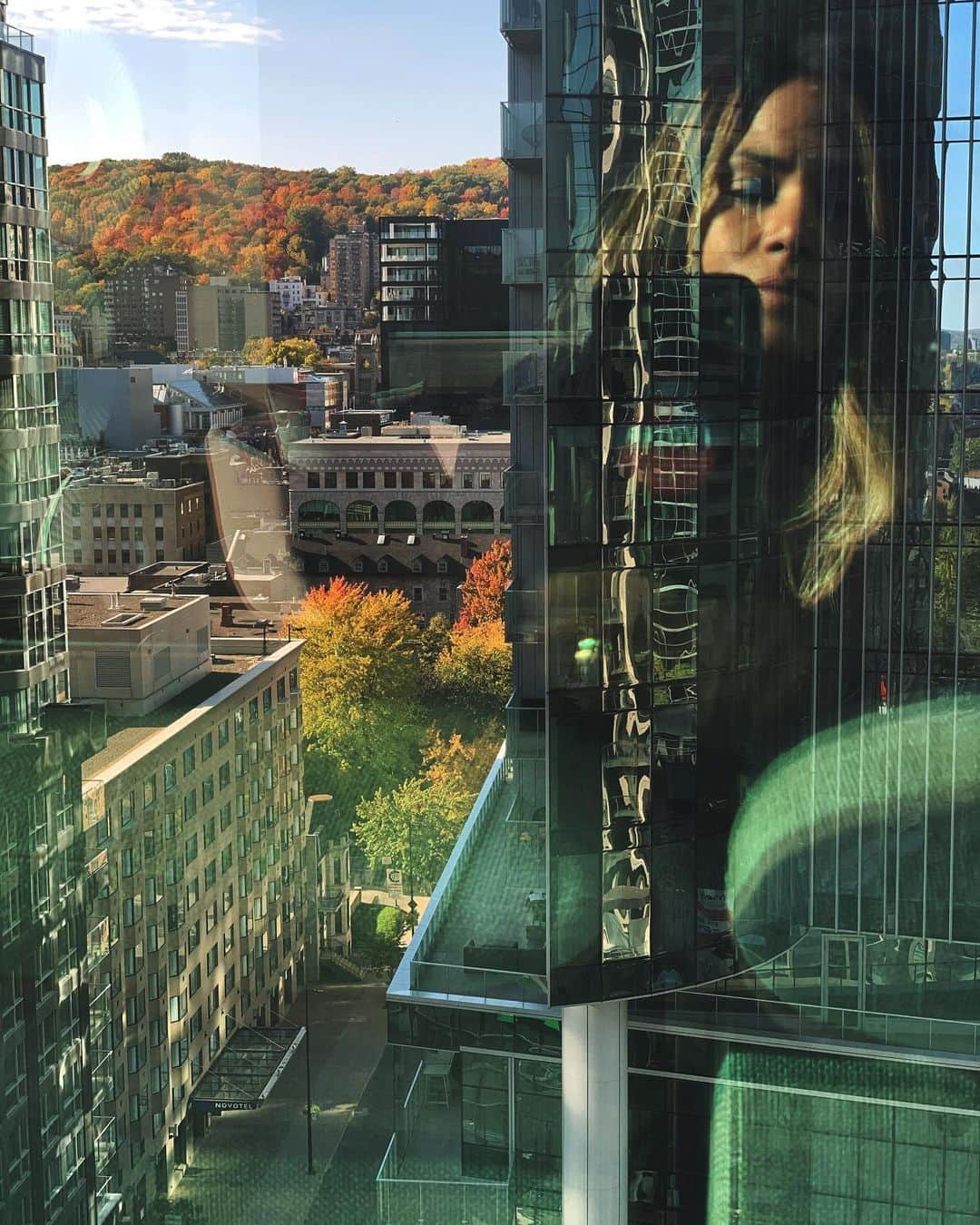 ハル・ベリーさんのインスタグラム写真 - (ハル・ベリーInstagram)「hello Montréal. 🇨🇦 (📸 yours truly)」10月14日 2時15分 - halleberry