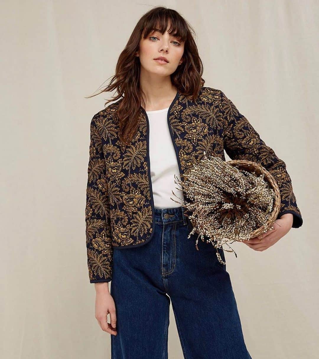 Amelia Zadroのインスタグラム：「On shoots with @peopletreeuk sometimes we play a game where I pick a random garment off the rail and Tracy will tell me what the fabric is, how it’s woven, how the buttons are made, who makes them and where. It’s a level of transparency, passion and dedication over time to traceable, sustainable and ethical production that has a positive impact on the environment and communities involved that I’ve never seen before in a successful fashion brand 💫 Thanks for being leaders in sustainable fashion @peopletreeuk it’s an honour to model your clothing ❤️」