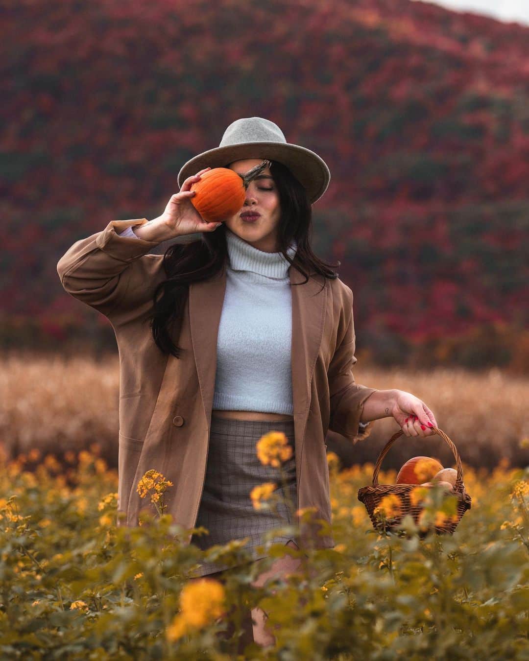 のインスタグラム：「Pumpkin Kisses 😚 ➵ Sabían que estos colores sólo se pueden ver en el este de Canadá? El oeste tiene lugares épicos pero los árboles sólo se ponen amarillos. En cambio, en esta parte los colores varían desde rojos, naranjas, amarillos y les juro que he visto hasta hojas moradas. El otoño es oficialmente mi temporada favorita! 🍁 ➵ Shot by @david_maman」