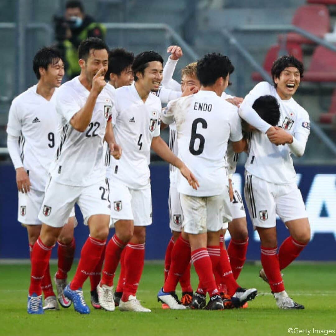 Ｊリーグさんのインスタグラム写真 - (ＪリーグInstagram)「1-0WIN🇯🇵⚪️  決勝ゴールは #柴崎岳 選手のフリーキックから #植田直通 選手のヘディングシュート⚽️  #samuraiblue #jfa #日本代表 #🇯🇵  #Ｊリーグ #jleague #鹿島アントラーズ #🦌」10月14日 2時14分 - jleaguejp