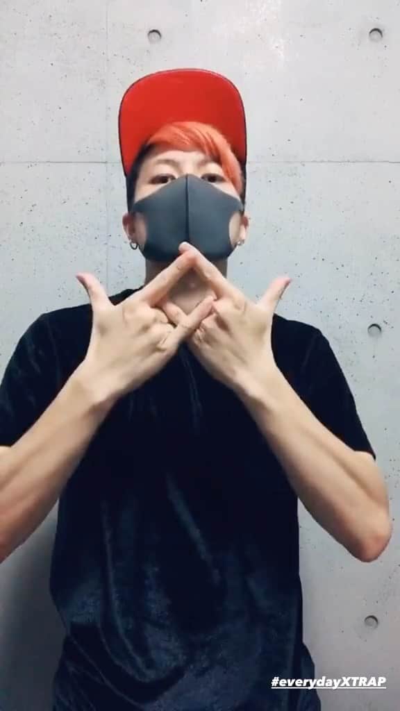 のインスタグラム：「#Fingertutting by @ryoga_xtrap  try it then send us🤟﻿ ----﻿ 📲EVERY DAY XTRAP REEL📲﻿ ----﻿ @xtrap.official  ﻿ #世界中でバズるXTRAPダンス﻿ #xtrapchallenge ﻿ #Tutting #振付 #タット振付 #ダンス動画 #XTRAP #handdance #ダンス #flowart #fingertutting #light #動画制作 #creative #fingerdance #puzzledance #asia #japan #kaleidoscope #タットダンス #japan #move #tuttingchoreography #tiktok #performanceart #dance #パズルダンス #Choreograph」