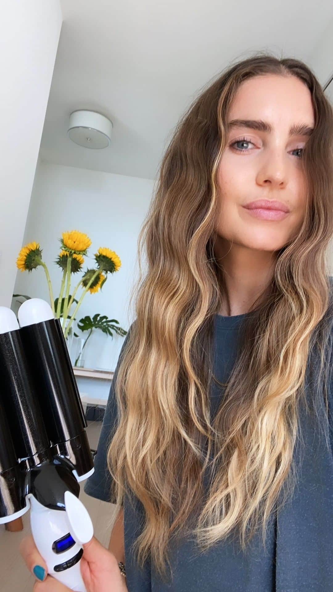 Kirsty Godsoのインスタグラム：「Beachy waves without the beach thanks to @bondiboost Wave Wand! ✨ #sponsored」