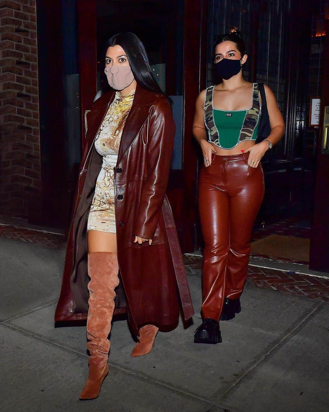 WHO WHAT WEARさんのインスタグラム写真 - (WHO WHAT WEARInstagram)「I'm not here to comment on this friendship—I'm here to talk about those outfits. 👯‍♀️ Tap our link for all of the stylishly coordinated looks @kourtneykardash and @addisonraee stepped out wearing in NYC this weekend. photos: backgrid, getty images」10月14日 2時19分 - whowhatwear
