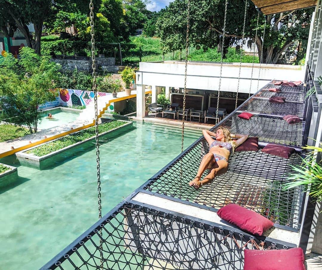 アリサ・ラモスのインスタグラム：「Behold! The ultimate example of a purely Eco Chic hotel! If you want to be a more sustainable/responsible traveler, you can start by staying at places like this, the @hotelmakaaba in Bacalar! ♻️🌎💖 . This gorgeous eco boutique hotel goes above and beyond any other property I've experienced in my life, and I am completely impressed by it! .  Here's some of the ways it's fully sustainable: . 1. Those chains are part of a rain water collection system on the roof! It then gets filtered and used for the shower. . 2. The waste water from the shower, sink, and toilet all get filtered multiple times, and used to water the fruit trees, and the fruits are all used at their restaurant. . 3. Food waste from the restaurant is all used in their on site composting system! The rich soil created from it then gets used in their gardens, which provide the veggies and herbs for the restaurant! . 4. The pool is natural water, which is filtered through those smaller pools you see with plants in them (and fish!). . 5. In the rooms, there is automatic lighting to help prevent excess energy being used, and the locks on the doors are keypads! They're also currently installing solar panels on the roof! . Not to mention, there are so may thoughtful cultural touches! From the three meter deep diving area of the pool made to resemble a Cenote,  to the hanging wooden sun beds resembling the Mayan trading that happened in this area! Again, I was SO impressed with Makaaba! . FYI if a hotel is not "eco friendly" there's a good chance it wastes a ton of water, food, energy, and puts a lot of chemicals into the atmosphere and environment. Many hotels opt to keep running this way because it's cheaper and easier, but eco hotels are becoming more and more popular, so please be earth conscious when you book your next trip!  . Which of these sustainable features are you most impressed with at Makaaba?? . . . #hotelmakaaba #bacalar #sustainabletravel #sustainability #ecofriendly #ecofriendlyhotels #ecochic #boutiquehotels #mylifesatravelmovie #travel2020」