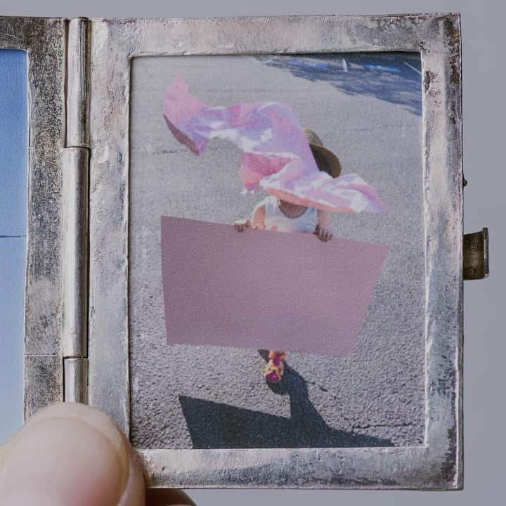 ニューヨーク近代美術館のインスタグラム：「“We want to make stories out of pictures and we want to believe pictures but just by changing them around. It creates a completely different story and a different fiction.”  In “Miracle Center,” #NewPhoto2020 artist Irina Rozovsky (@yabliko) inserts her own photographs into found frames, creating intimate, precious objects that evoke history and spontaneity all at once.  Rozovsky calls the series an “invitation to play with time and visual space.” The artist is especially drawn to frames with multiple windows, allowing her to hinge previously unrelated pictures or to assemble images in the manner of a film strip, coming together “like a time lapse.”  Discover a new perspective at the link in our bio, or moma.org/newphoto2020 --- 📸 Irina Rozovsky. Untitled from "Miracle Center." 2020. Pigmented inket print and repurposed frame. Courtesy the artist. © Irina Rozovsky」