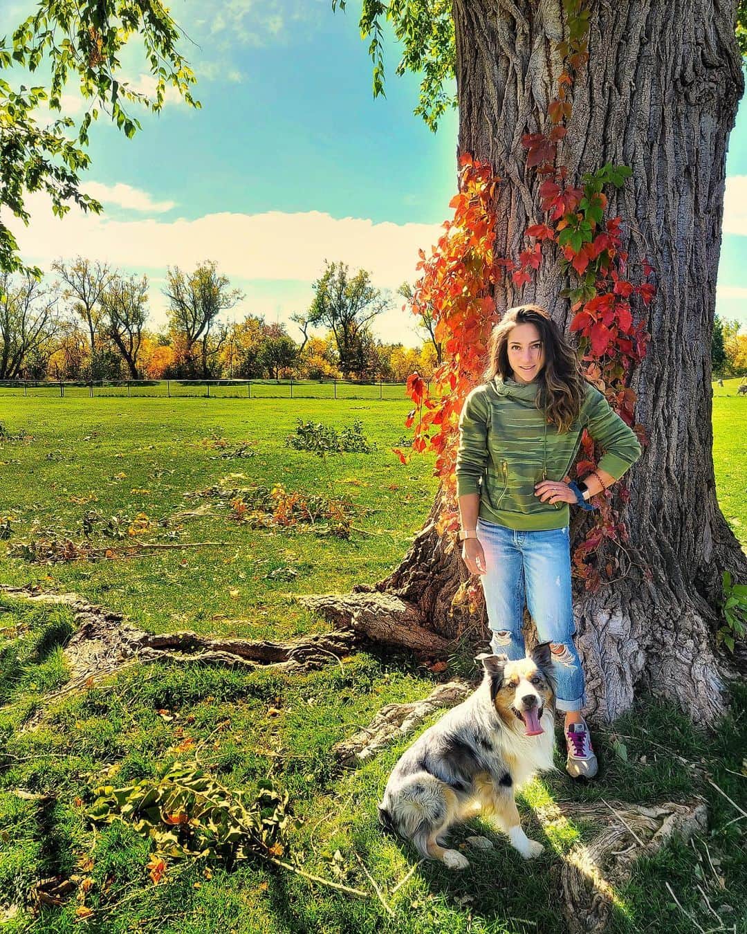 アレックス・パッチシオのインスタグラム：「One of my favorite things about Autumn is all the beautiful colors of the 🍁 and 🌳 !  . Also, I look forward to getting out of bed every morning to either take Leo on a long walk or play frisbee at the park with him and @robinoleary !  #morningroutine 👨❤️🐶🥰❤️ . 📸 @robinoleary」