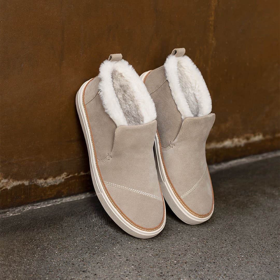 トムズシューズのインスタグラム：「The Paxton. The fur is faux, but the comfort is very real—just like your impact. ⁠⠀」