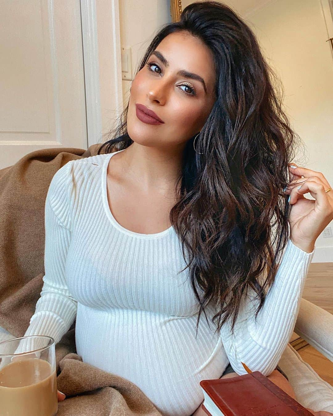 Sazan Hendrixさんのインスタグラム写真 - (Sazan HendrixInstagram)「High-five to anyone who agrees that fall is the richest season for the soul 🤚🏼 my mood feels more relaxed, I spice it up more in the hair and makeup department and suddenly a warm drink & book paired together are like a match made in heaven! 😌 I’ve been using @Kerastase_official Chronologiste Collection to revitalize my hair back to its healthiest self & I’m loving it!!🙌🏼 #KerastasePartner #haircare」10月14日 2時34分 - sazan