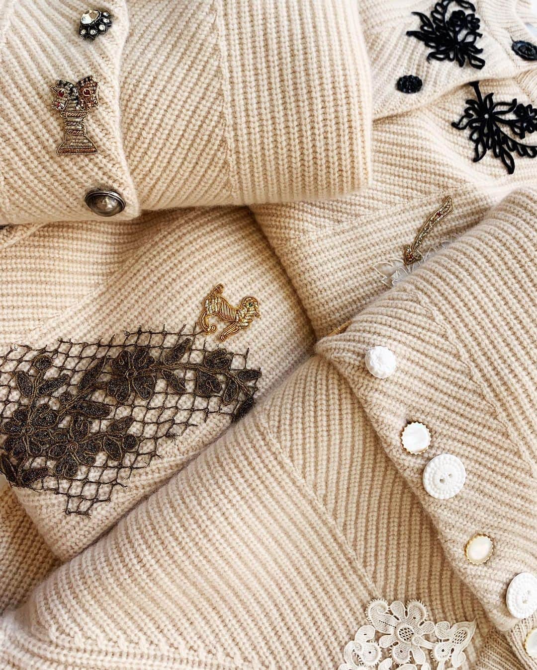 のインスタグラム：「Each trim for our One-Of-A-Kind Cardigans has been sourced and hand-selected. We worked with vintage and antique dealers and markets worldwide. Once we gathered all the trims, we carefully selected and curated groups to go together. The trims were then attached by hand in New York City to our classic cashmere Chelsea Cardigan. 🇯🇵 Available exclusively in-store at our Futakotamagawa shop & all Ron Herman Japan locations. Read the feature • Link in bio. #OneOfAKind #cardigans #japanexclusive #vintage #antique #handsewn #handmade #cashmere #artisan #applique #buttons」