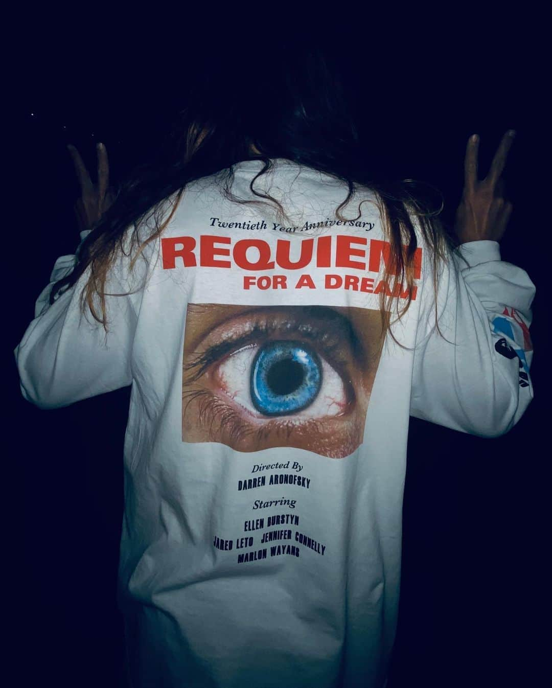 ジャレッド・レトさんのインスタグラム写真 - (ジャレッド・レトInstagram)「It’s been 20 years since Requiem for a Dream was released - a movie that absolutely changed my life.  Excited to launch our limited edition 20th anniversary shirt. All profits go to @musicares, benefiting addiction recovery for musicians #linkinbio #requiemforadream @darrenaronofsky @marlonwayans」10月14日 2時35分 - jaredleto