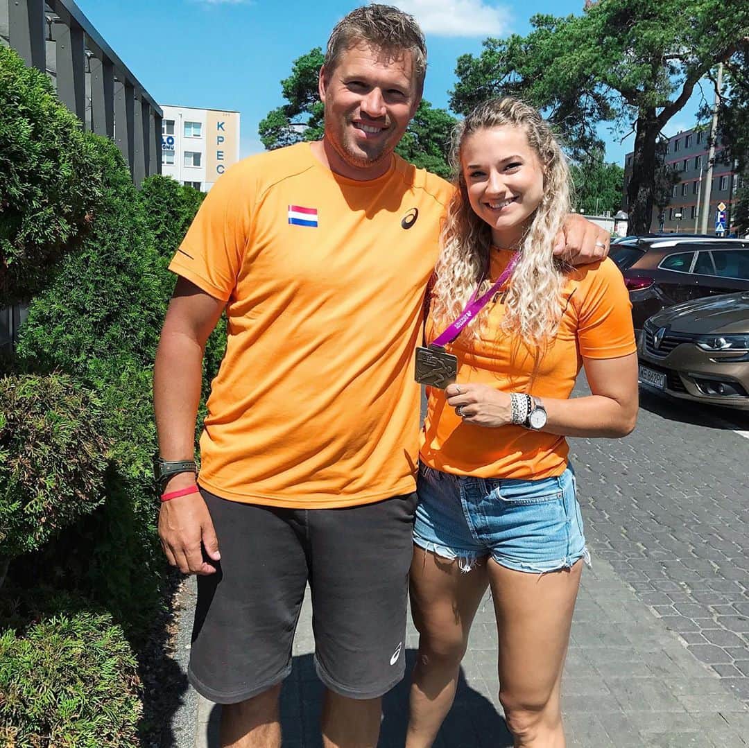 ラウラ・デ・ウィットのインスタグラム：「After training with @svenootjers for more than 10 years, it’s time for a new chapter. From now on I’ll be training at @papendal with @laurentmeuwly & @bpbram. Sven, thankyou for everything you have done for me all these years. I’ll be forever grateful for the things you taught me on and off the track. We accomplished some amazing things together. It’s not a goodbye, it’s a see you later 🥰」