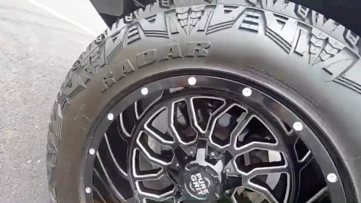 ジョディー・エワート・シャドフのインスタグラム：「The new @radartires RENEGADE A/T PRO is 😍. Customize the look of your vehicle with the “fang” sidewalk featuring a snake head and fangs for added traction, and the rattle side snake tail design for added protection! #radartires #radarrenegade @omni_united」