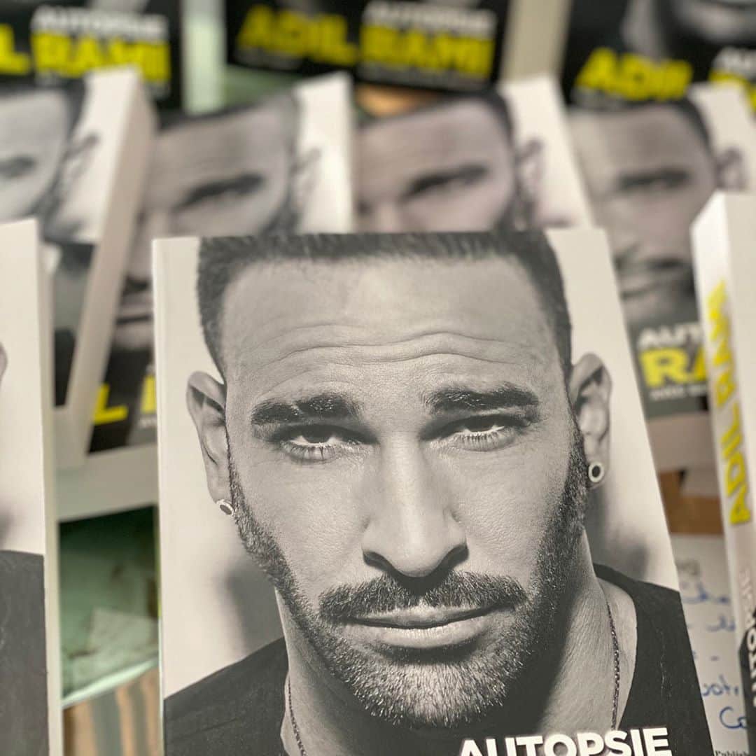 アディル・ラミさんのインスタグラム写真 - (アディル・ラミInstagram)「Comme dirait #shrek “ mieux vaut à l’extérieur qu’à l’intérieur ” 🤷🏻‍♂️ J’assume mes défauts donc j’assume ma réussite . Je tombe je me relève , j’ai mal , je pleure , Je boite ... j’avance le corps et le moral pleins de cicatrices , je suis un gladiator  souriant , JE SUIS AUTOPSIE 📖... by @geraldinemaillet @hugosport_ed @renaudcorlouer @labarbieredeparis @leclaireur @thomasmallau  @sandrinegrundstein 🙏 merci 😊  PS : livre dédicacé si tu aimes la lecture  et commentes ce post 😘 #onlesauralesmechants  J-2 ➡️ https://cutt.ly/zfpUm65」10月14日 2時42分 - adilrami