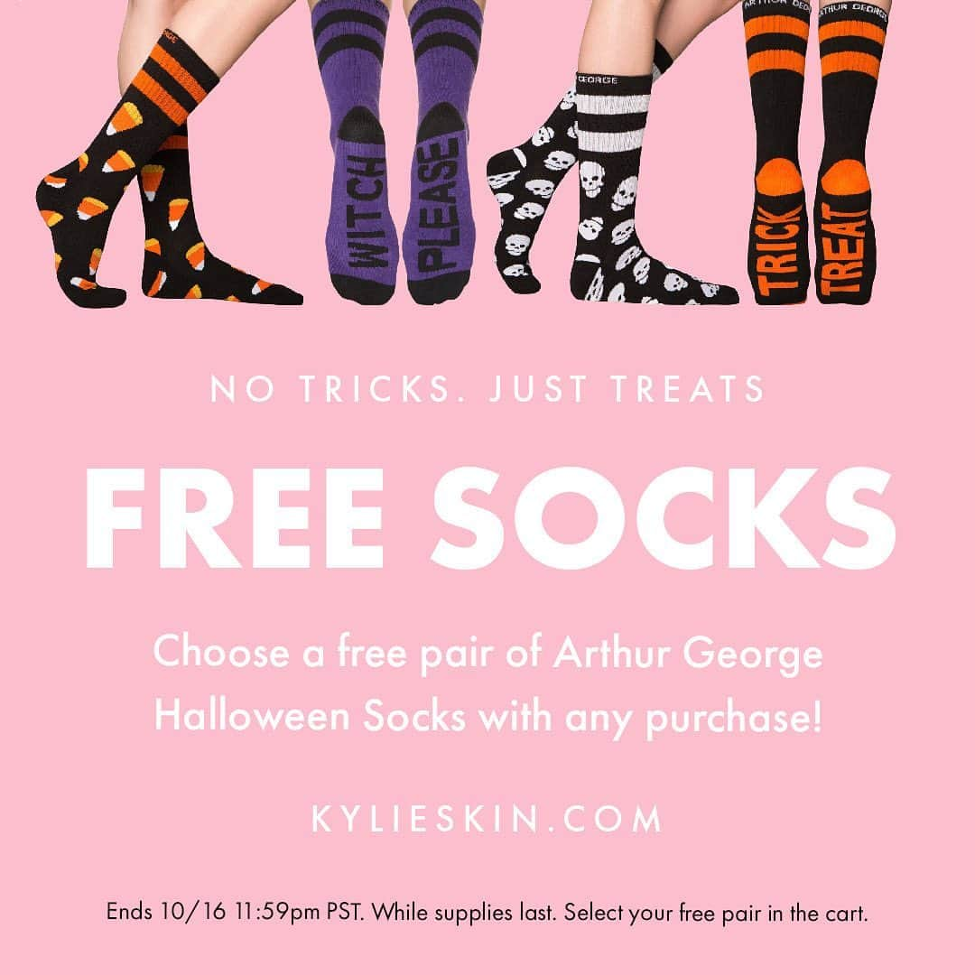 クリス・ジェンナーさんのインスタグラム写真 - (クリス・ジェンナーInstagram)「Get your FREE @arthurgeorge87 Halloween socks with all orders on KylieSkin.com right now!! 💗🎃 @kyliejenner @kylieskin @robkardashianofficial」10月14日 2時43分 - krisjenner