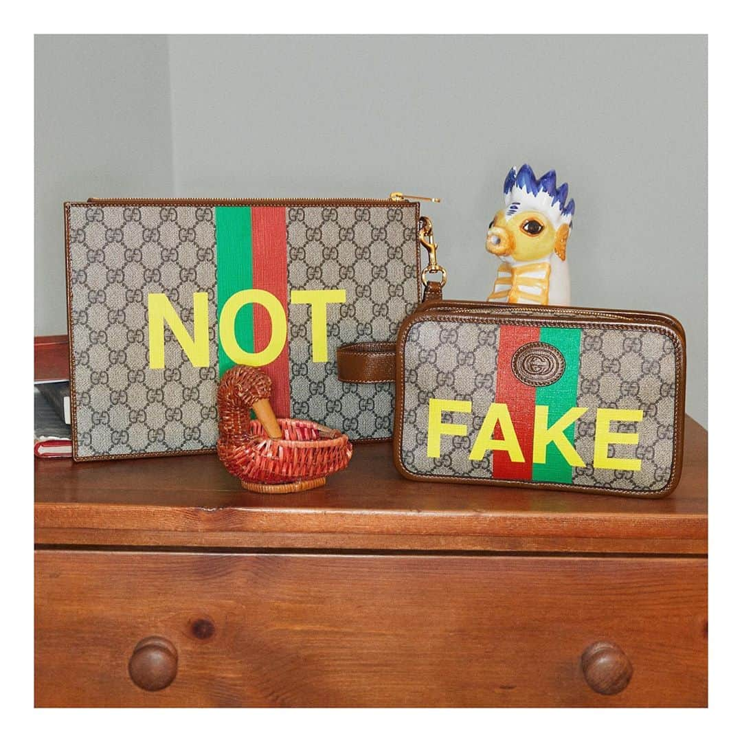 グッチさんのインスタグラム写真 - (グッチInstagram)「A printed green and red stripe—a reinterpretation of the Web—enriches #GucciFakeNot pouches and wallets, reinforcing the symbolic connection to the House. Discover more through link in bio. @alessandro_michele #AlessandroMichele」10月14日 2時43分 - gucci