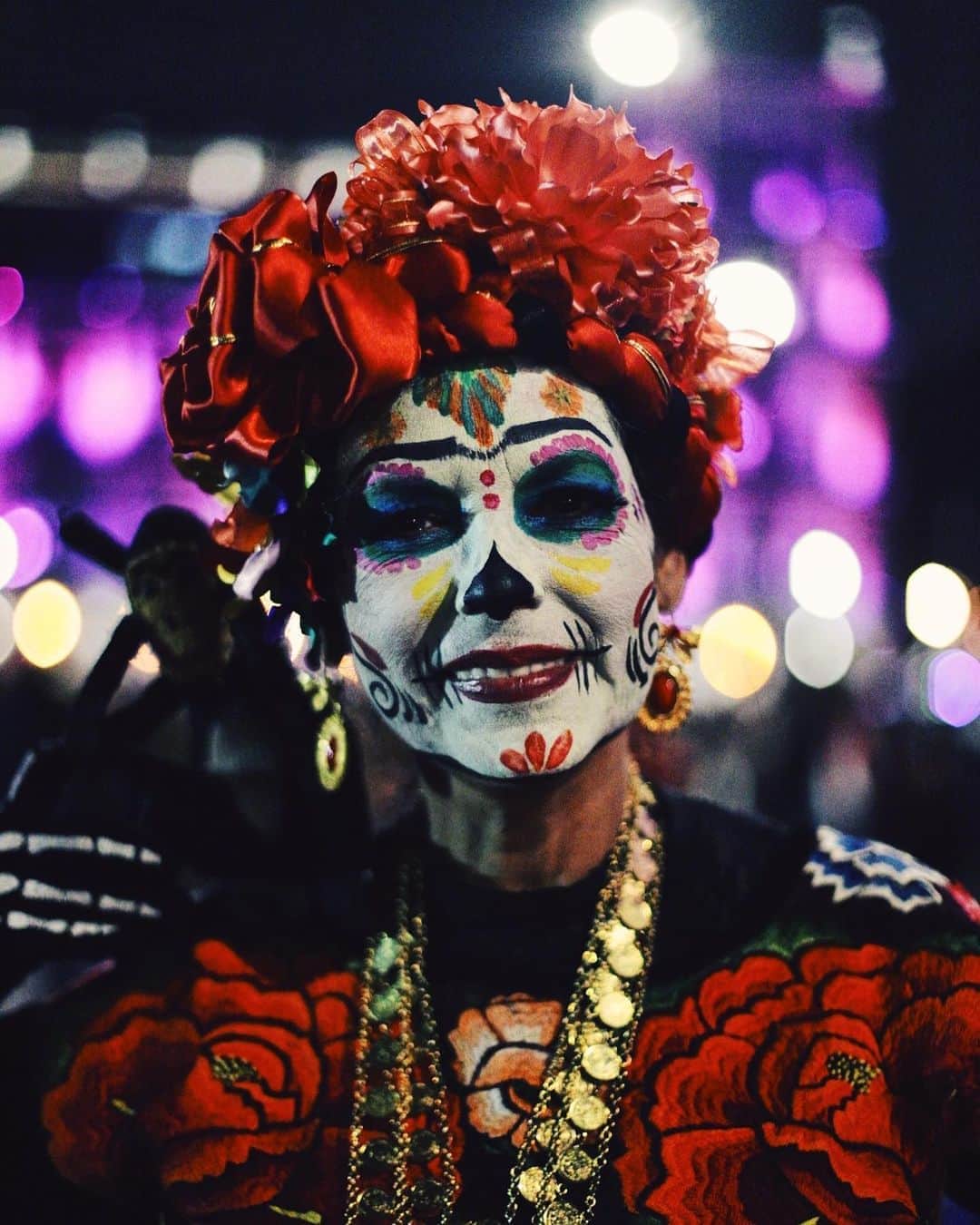 のインスタグラム：「Como seguramente no se hará nada de manera oficial (gracias Covid), decidí crear la #MarchaVirtualDeDiaDeMuertos 💀 le voy a rascar a ocho años (o algo así) de documentar ese día.  #Catrina #catrinamakeup #makeup #skullgirl #sugarskull #diademuertos #dayofthedead #mexicocity #elchadsantos #adorama #gettyreportage #magnumphotos #natgeo #catrin #adorama #メキシコ #メキシコシティ」