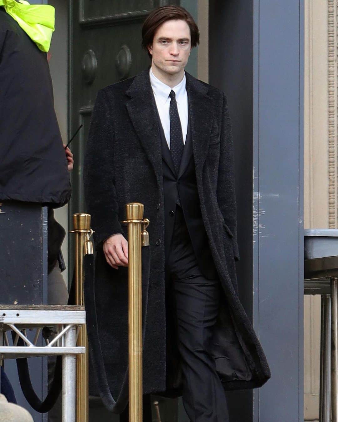 Just Jaredさんのインスタグラム写真 - (Just JaredInstagram)「Robert Pattinson and Colin Farrell are back on the set of “The Batman” filming today. Robert plays the title character and Colin plays the villain Penguin! #RobertPattinson #ColinFarrell Photos: Backgrid」10月14日 2時56分 - justjared