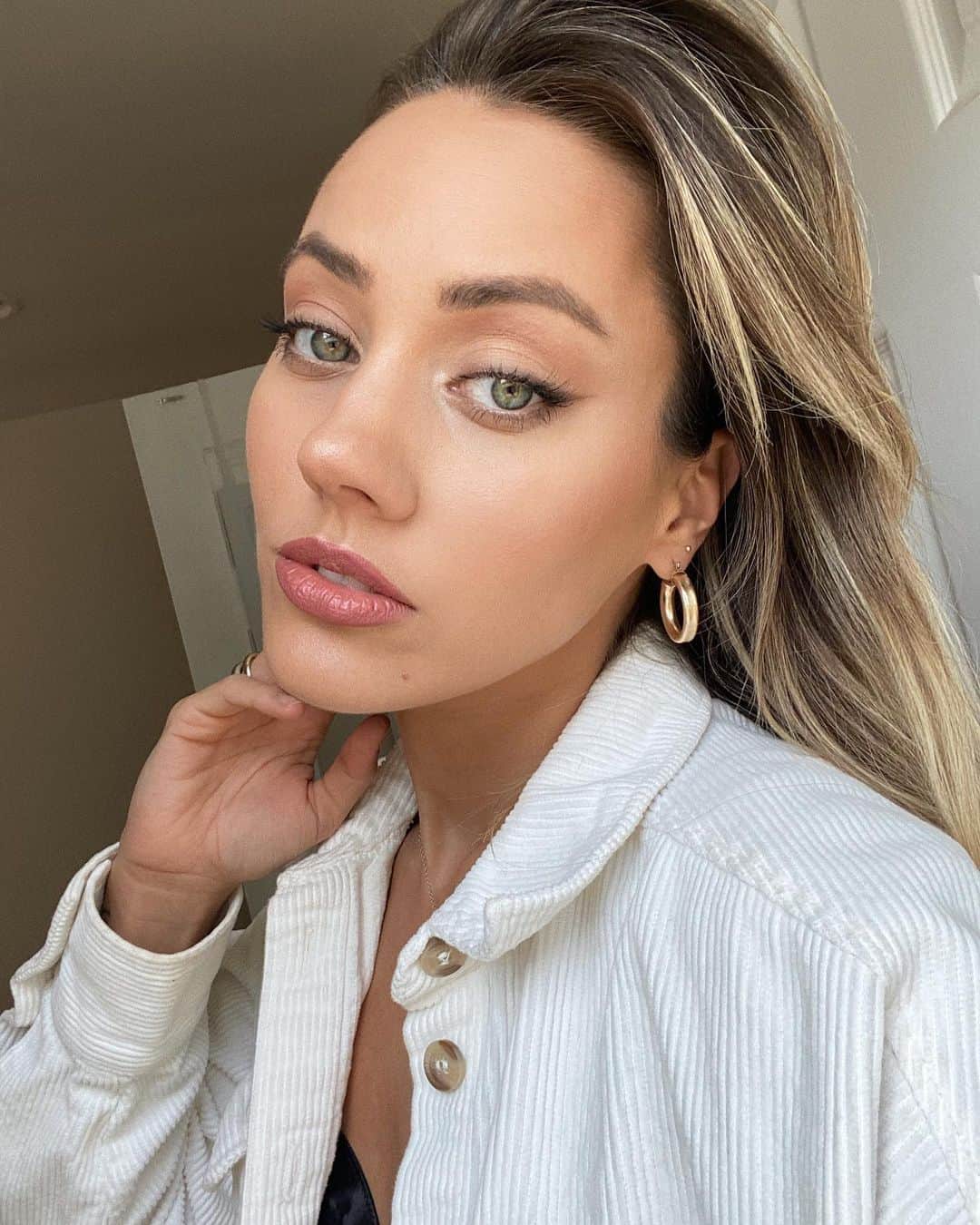 Camden Scottのインスタグラム：「I get so many questions about my PMDD from you all so I want to do a YouTube video or IGTV discussing it a bit more. It’s so much more common than people realize and often goes undiagnosed. If you have questions or want to share your story dealing with PMDD please share below!🖤」