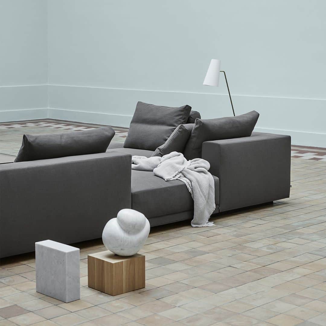 eilersenのインスタグラム：「We have produced the answer to the ultimate sofa dream: A toy box that is so rich in content, that only your imagination sets the boundaries. The toy box is called RIG, and you can build into infinity. ⁠ •⁠ •⁠ •⁠ #eilersen #eilersenfurniture #myeilersen #rig #interiordesign #homedecor #sofa #danishdesign #inredning #finahem #interiorlovers #interiordesign #modernliving #minimalism #nordiskehjem #nordicinspiration #nordicliving #craftsmanship #luxurylifestyle #boligindretning #designinterior #livingroominspo #boliginspiration #softminimalism #hemindredning #schönerwohnen #nordicminimalism #flemmingholm」