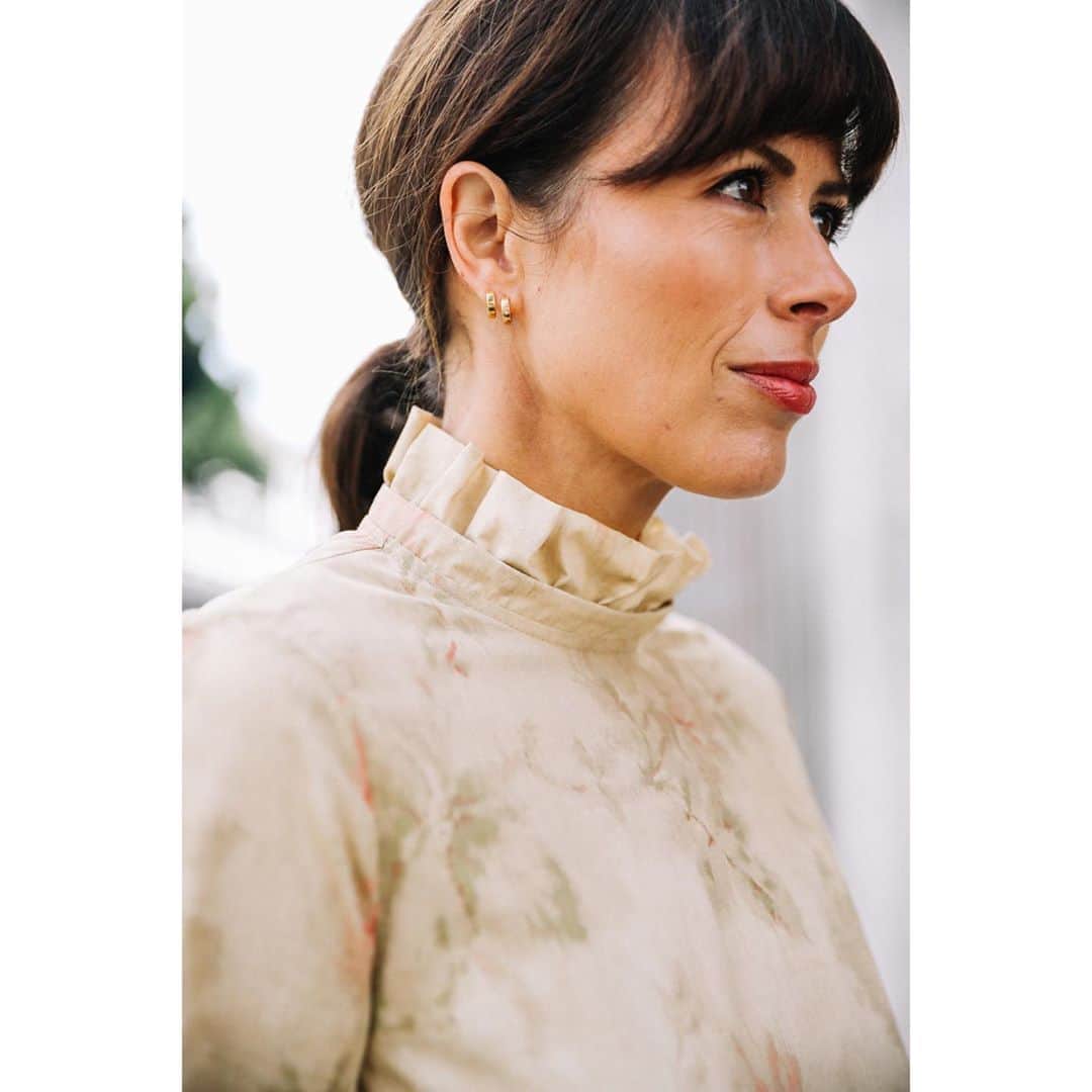のインスタグラム：「The ever inspiring & talented @isabelspearman wearing our Lexirose dress at her @dailydressedit pop up. Thank you @poochhorsburgh for introducing us 🤍 Dress is made in the U.K. and the fabric is pigment printed here too. @christina_strutt @cabbagesandroses_shop #weardresses #everydaydress #dresseseveryday #shoplocal #localbrands #londonfashion #onlywearadress」