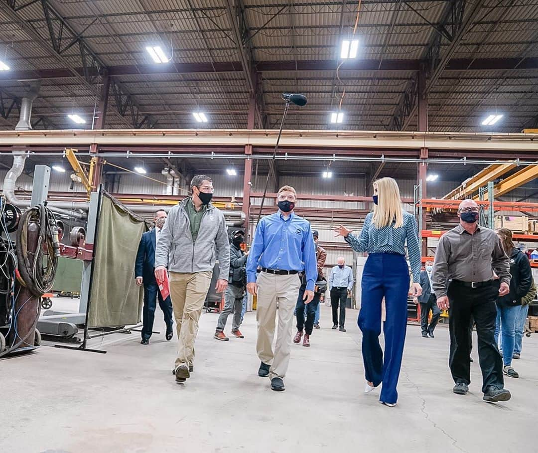 イヴァンカ・トランプさんのインスタグラム写真 - (イヴァンカ・トランプInstagram)「Barnstorming the Fox Cities today!   The great people of Wisconsin delivered for @RealDonaldTrump in 2016 and will do it again!! 🇺🇸  📷 WM. Glasheen + @courtlynnreed」10月14日 3時02分 - ivankatrump