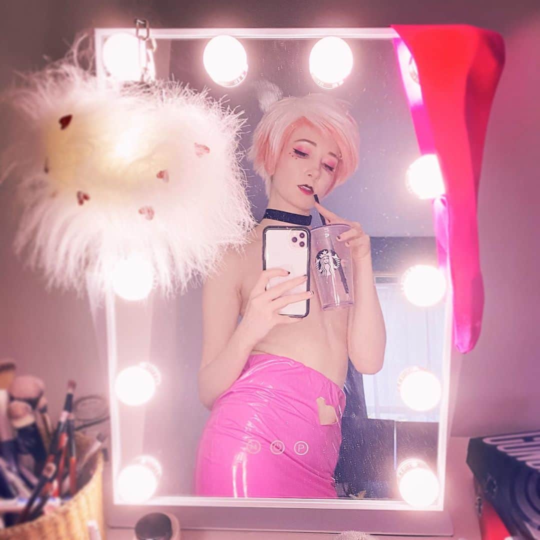 姫沢のインスタグラム：「Based off @angie_fluffy_bootz post 💗   #hazbinhotel #hazbinhotelangeldust #hazbincosplay #hazbinhotelcosplay #cosplayer #hazbinangeldust #angeldustcosplay #レイヤー　＃エンジェルダスト」