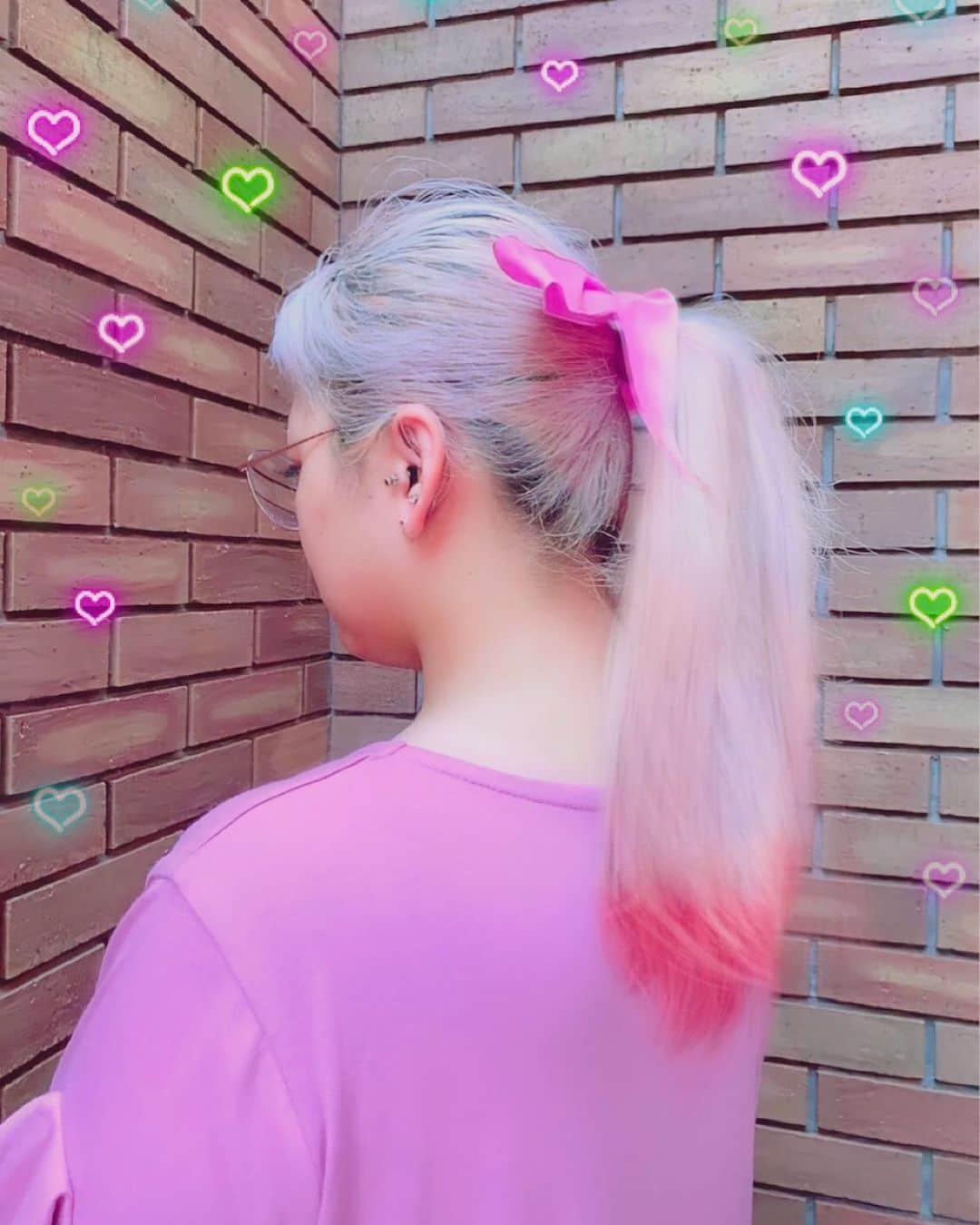 のインスタグラム：「🦄💖🎀🦄💖🎀🦄💖🎀🦄💖🎀 . そしてそろそろ プリンがやばいから 染めようかと思うのだが ホワイトピンクブロンド 飽きてきた…🧐笑 . かと言ってここまで白くして 全頭ピンクに戻す勇気はない😂 . . 何色にしようかな〜 . ブロンドピンクまだ続けようかな〜 . . p.s 花粉症なのか鼻がしんどくて なかなかの低浮上でした🥺 また低浮上になっても ゆるーく見てやってください🥺💖 . . . . #pink #pinkhair #pinkblonde #blondehair #blonde #barbie #barbiedoll #love #harajuku #whitehair #whiteblonde #followｍe #follower #harajukustyle #harajukulovers #ピンクヘアー #ピンクが好きな人と繋がりたい #ピンク星人」