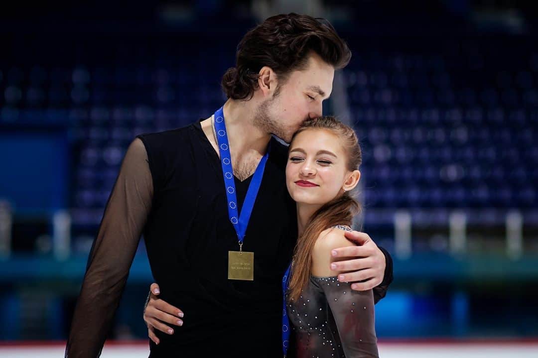 ISUグランプリシリーズさんのインスタグラム写真 - (ISUグランプリシリーズInstagram)「📝 Despite difficulties on the path to Seniors, Maria Kazakova and Georgy Reviya of Georgia were able to make history with their career in the Juniors!⁣ ⁣ 👉 Read the full feature story from the link in our bio!⁣ ⁣ #UpAgain #FigureSkating」10月14日 3時13分 - isufigureskating_x